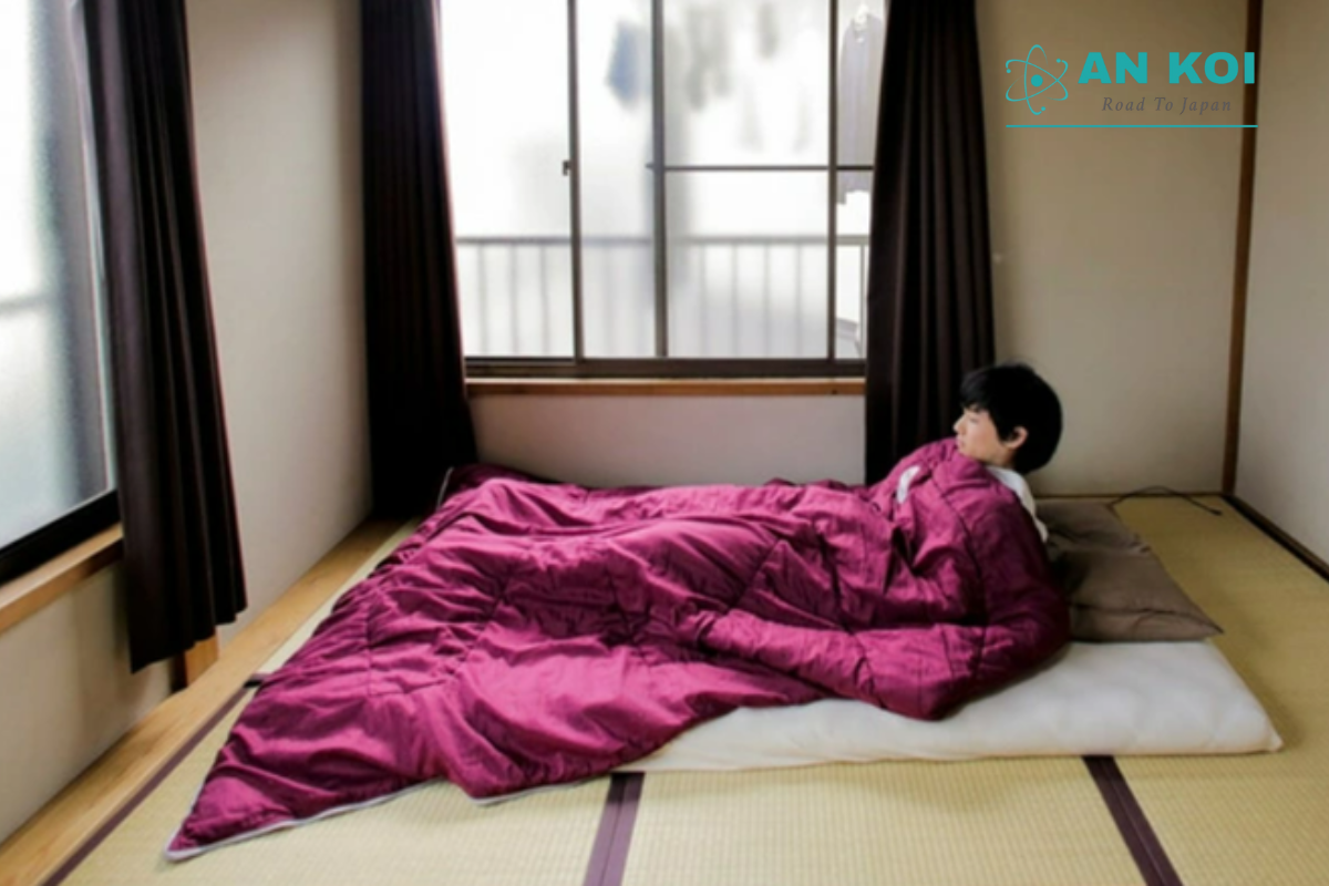 Tại sao người Nhật không ngủ giường mà lại chuộng ngủ sàn? Khám phá 7 lý do về văn hóa, sức khỏe, động đất và tối ưu không gian sống chuẩn phong cách Nhật Bản.