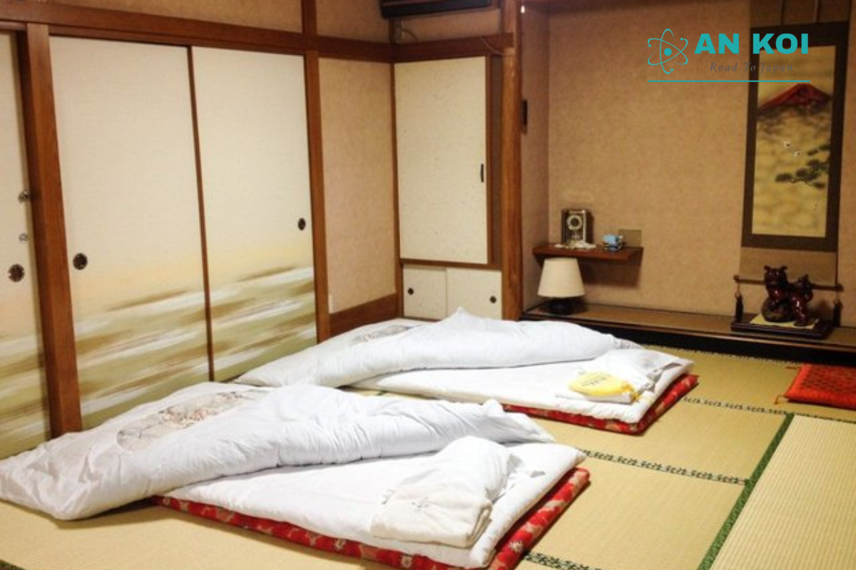 Tại sao người Nhật không ngủ giường mà lại chuộng ngủ sàn? Khám phá 7 lý do về văn hóa, sức khỏe, động đất và tối ưu không gian sống chuẩn phong cách Nhật Bản.