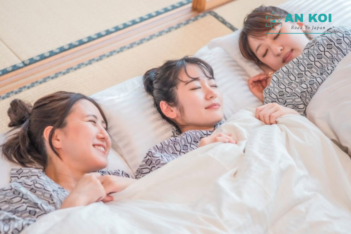 Tại sao người Nhật không ngủ giường mà lại chuộng ngủ sàn? Khám phá 7 lý do về văn hóa, sức khỏe, động đất và tối ưu không gian sống chuẩn phong cách Nhật Bản.