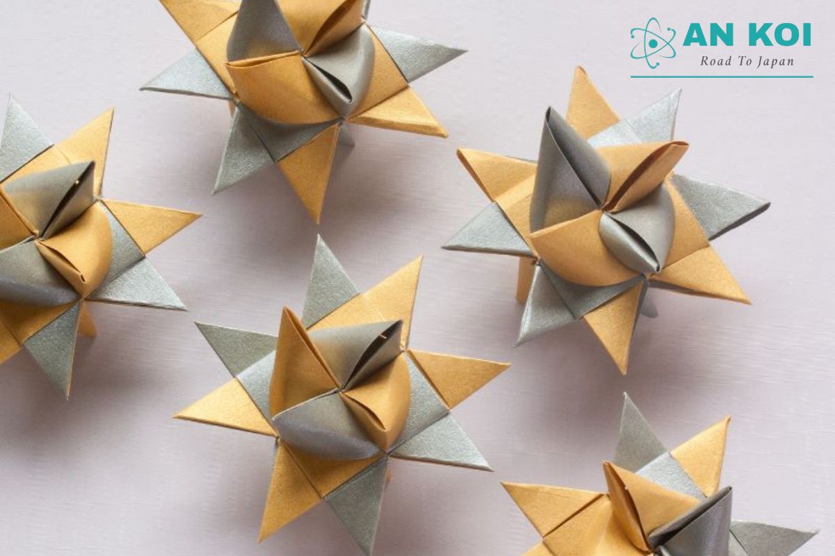 Modular Origami connects multiple folded paper units to create symmetrical and eye-catching geometric models.