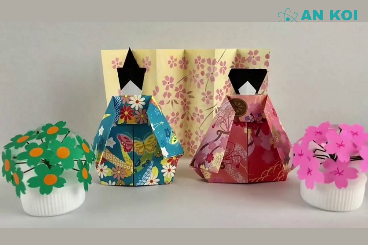 Origami models such as paper dolls and flowers can become decorative highlights in a living space.